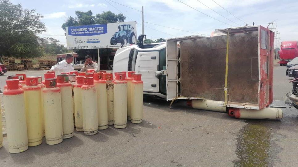 Vuelca camioneta que transportaba tanques de gas en Los Mochis