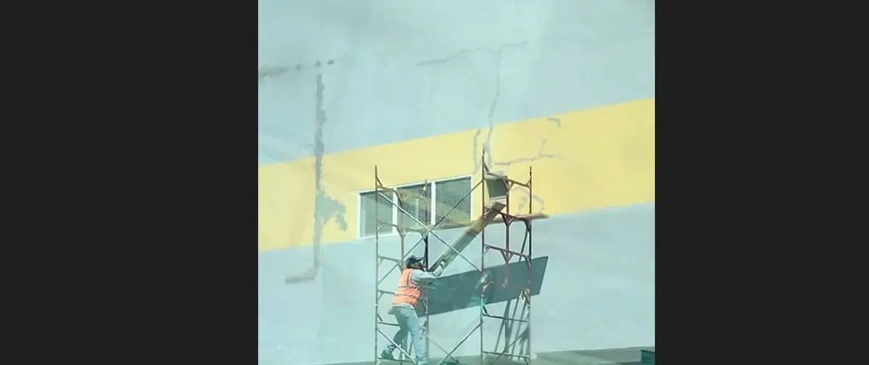 Albañiles trabajan en las alturas sin protección