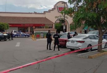 Muere mujer dentro se su vehículo afuera de plaza, en Guasave