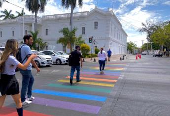 En el Día Internacional contra la Homofobia; Ayuntamiento de Culiacán pinta crucero de colores