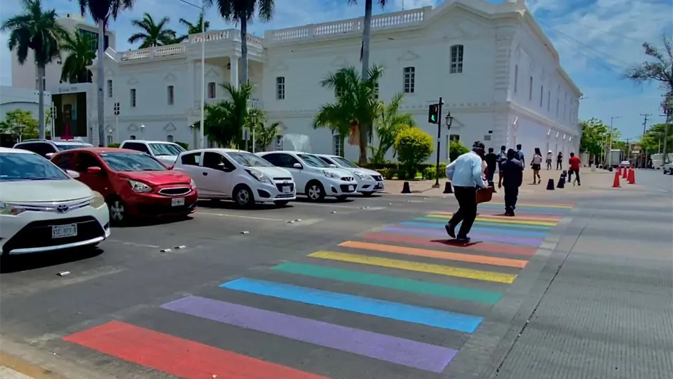Culiacanenses le dicen «No» a la homofobia, utilizando el cruce peatonal LGBT+. | FOTO: Heidi Fonseca.