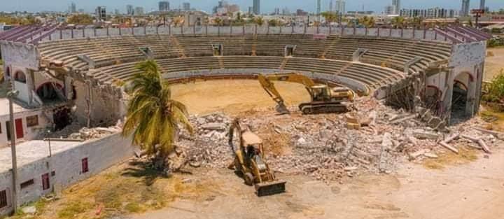 Conoce por qué están demoliendo la Plaza de Toros de Mazatlán