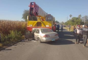 Adulta mayor muere al chocar un auto contra una grúa en Guasave