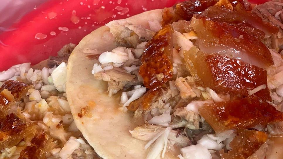 Tacos de cochito tatemado, de los preferidos en Mazatlán