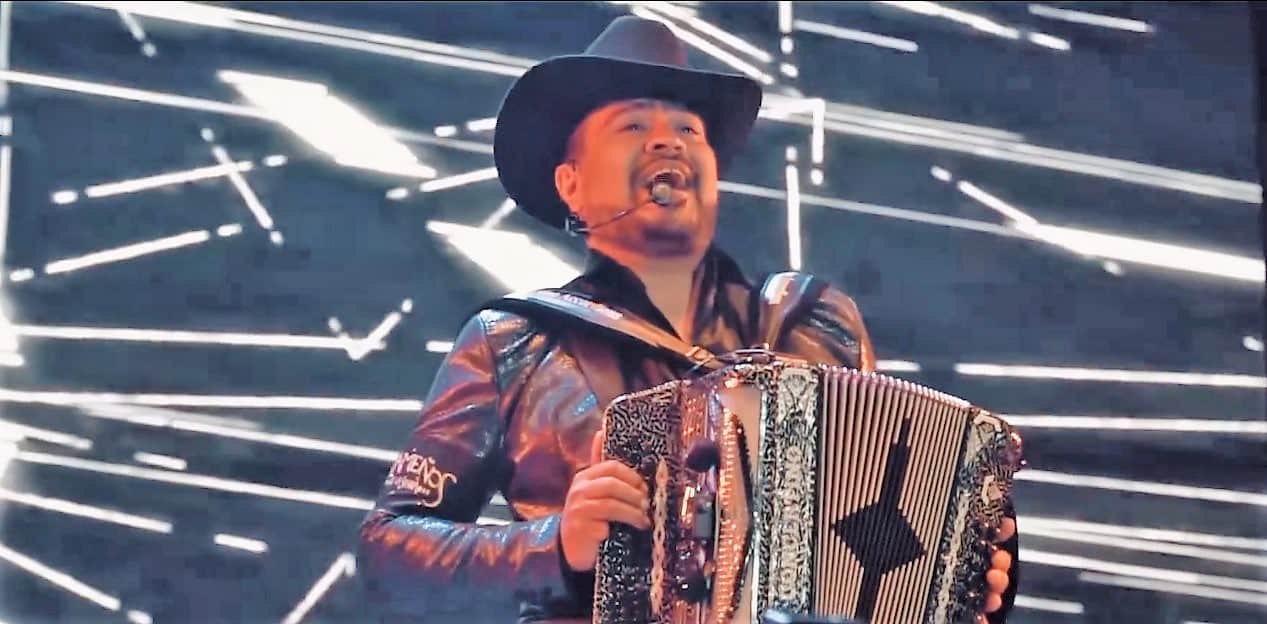 Fernando Bejarano, primera voz y acordeón de Alameños de la Sierra.