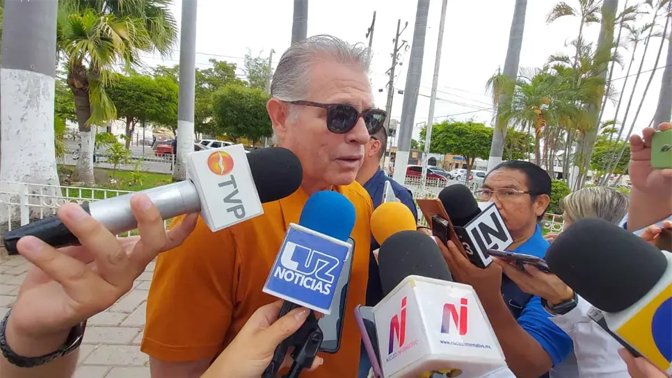 Genaro García Castro compareciendo ante los medios. FOTO: Luz Noticias