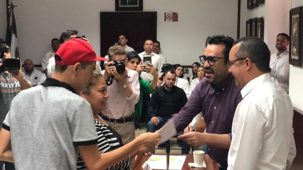 Más de mil becas entrega Ayuntamiento de Culiacán en apoyo a hijos de empleados del Stasac