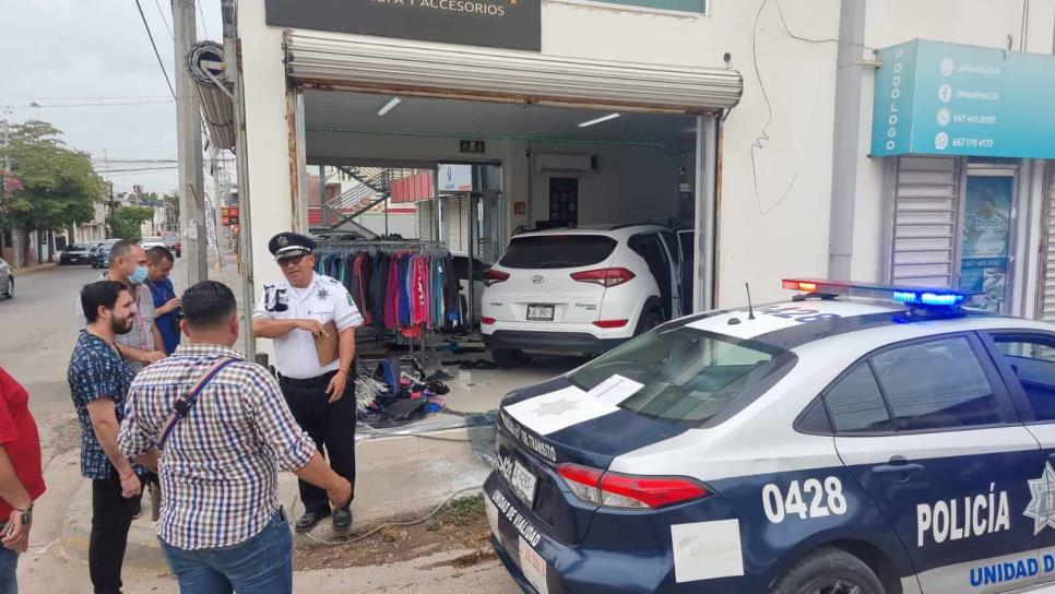 Camioneta termina en local de ropa tras accidente en Culiacán