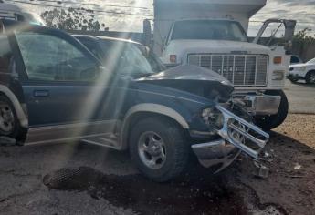 Cuatro trabajadores resultan lesionados al chocar contra un camión de volteo en Culiacán