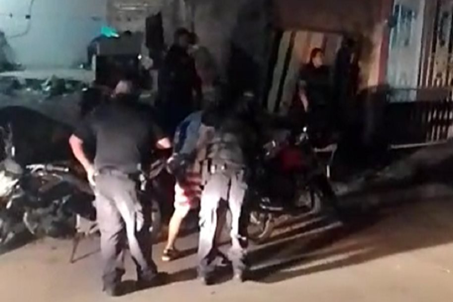 Policías encañonan a jóvenes en Mazatlán y los detienen