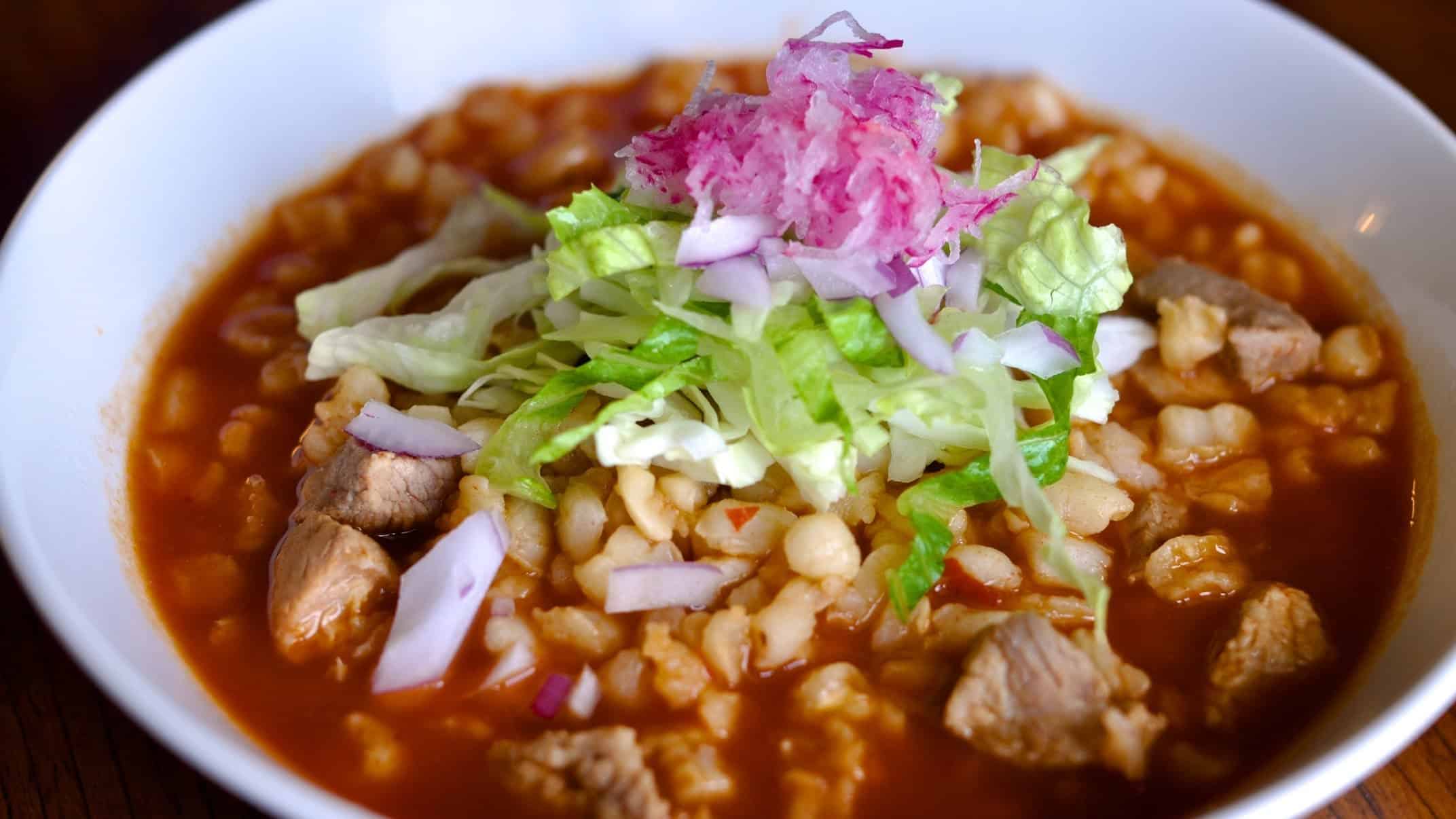 El pozole ss uno de los platillos favorito de los mexicanos.