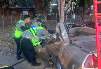 Conductor queda prensado luego de chocar contra camión de pasajeros en Ahome