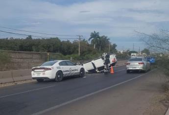 Le explota una llanta y termina volcada sobre la México 15 en Los Mochis