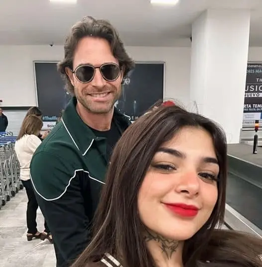 Karely Ruiz se encontró a Sebastián Rulli en el aeropuerto y le pidió una fotografía. | FOTO: Redes de la modelo.