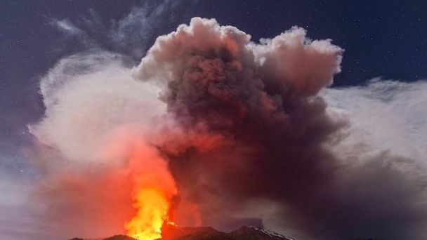 El volcán Monte Etna entró en erupción. | FOTO: Redes.