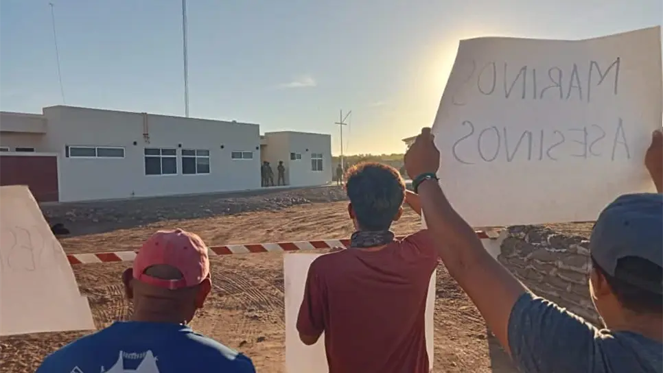«Asesinos, no los queremos aquí», gritan a marinos los pobladores de El Buen Retiro