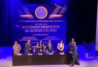 UAS reconoce a maestros con 30 años de trayectoria