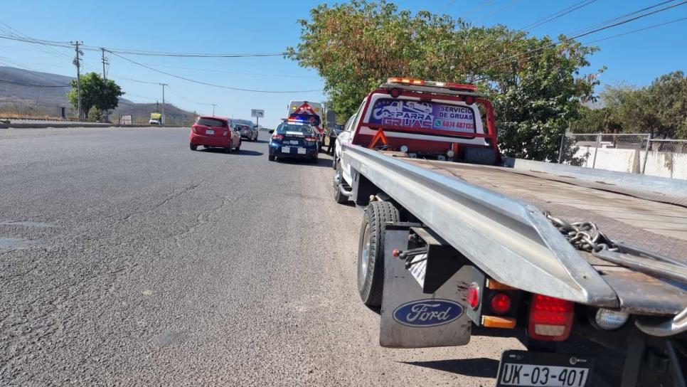 Dos mujeres sufren una salida de camino en por la autopista Benito Juárez, en Culiacán