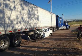 Sedán termina prensado bajo la caja de un tráiler en Culiacán; hay dos heridos