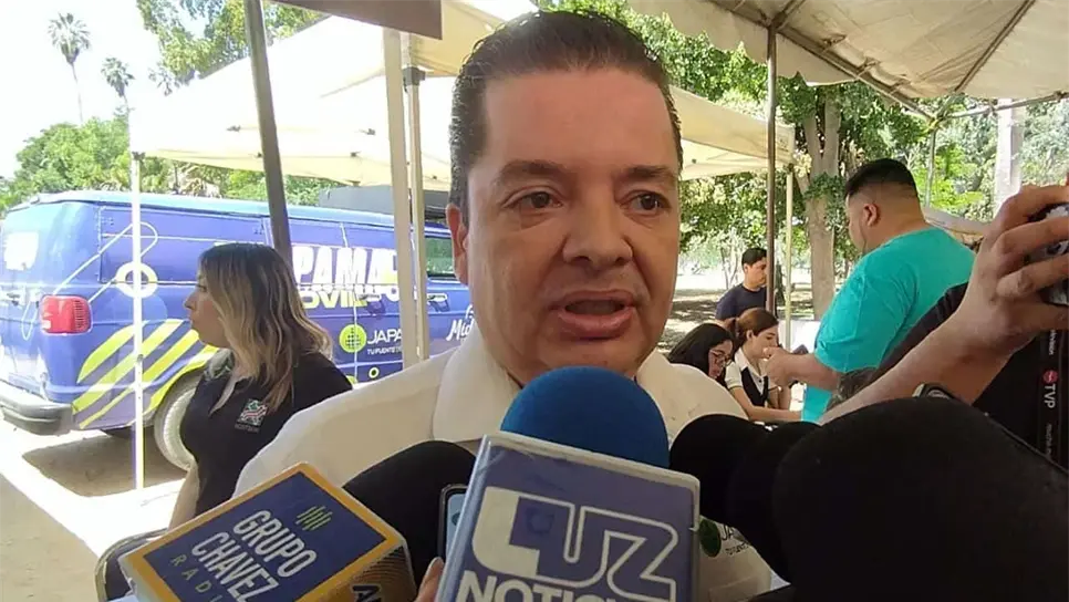 Bernardo Cárdenas atendiendo a los medios de comunicación. FOTO: Luz Noticias