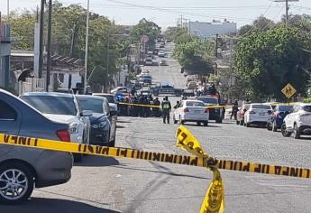 Camioneta artillada de la Policía Estatal choca contra vehículo particular en Culiacán | VIDEO