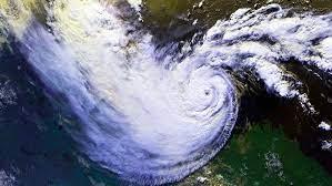 Captan el apocalíptico paso del supertifón Mawar, la tormenta más fuerte en EU | VIDEOS