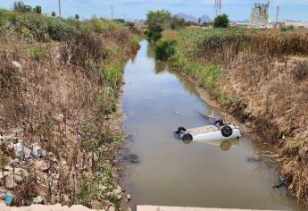 Por esquivar un camión, conductor vuela casi 50 metros, en Ahome