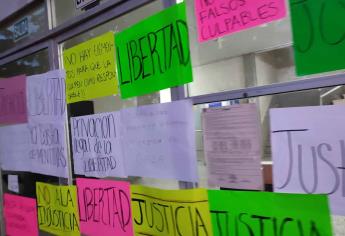 Se manifiestan por la liberación de profesora de Mazatlán detenida por supuesto abuso sexual 