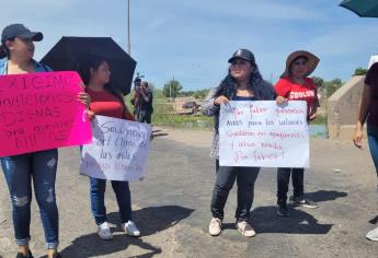 Exigen aires acondicionados; padres de familia bloquean carretera Lateral 18 en Los Mochis