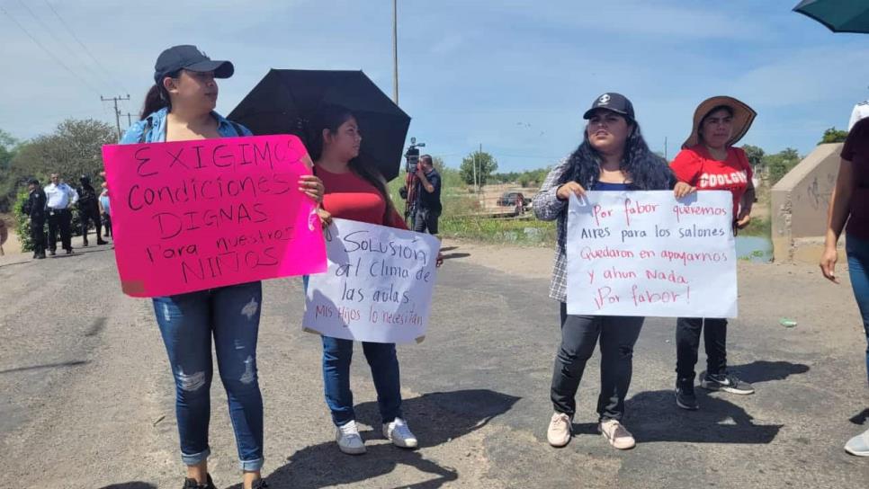 Exigen aires acondicionados; padres de familia bloquean carretera Lateral 18 en Los Mochis