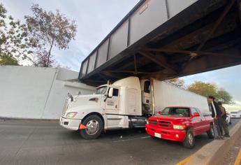 Tráiler queda atorado en el Puente Negro de Culiacán