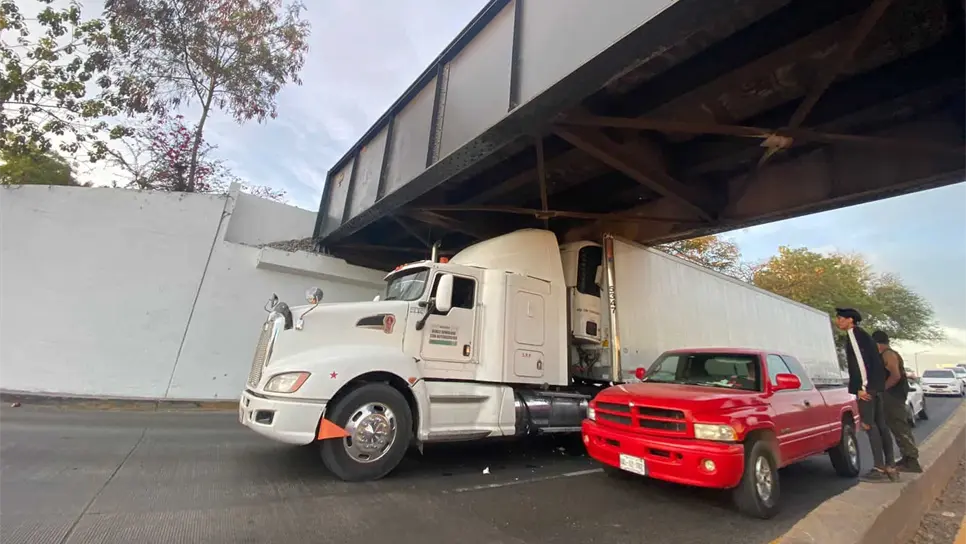 Frecuentemente los tráilers se atoran debajo del puente negro. FOTO: Luz Noticias