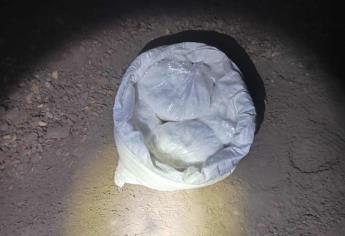 Localizan cuatro bolsas con 14 kilos de cristal en la orilla del Canal El 7 en Culiacán
