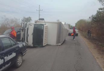 Llevaba cientos de charolas de cerveza a Palos Blancos, Guasave, pero volcó en el camino