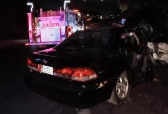 Tripulantes de vehículo resultaron lesionados tras chocar con árbol en Mazatlán
