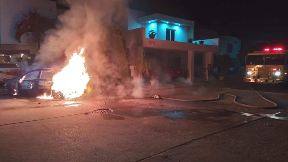 Se incendian dos vehículos en Los Mochis, investigan si los quemaron intencionalmente 