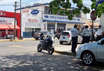 Se pasa el alto y arrolla a tránsito, en Culiacán