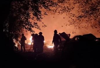 Por tumbar un panal con lumbre, queman un yonke y se incendian más de 40 vehículos en el ejido 5 de Mayo, Ahome