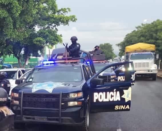 Civil apunta con Uzi a policías; se arma persecución y lo detienen en Culiacán