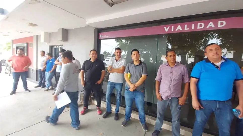 Vendedores de carros en Los Mochis acudieron a Vialidad y Transportes y exigen módulo Repuve en Sinaloa. FOTO: Rita Sánchez.