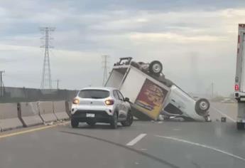 Vuelca camioneta cargada de carnes frías en Juan José Ríos; la gente rapiñó el producto