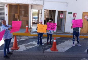 Familia del joven presuntamente asesinado por Marinos en Guasave se manifiesta en la caseta de Cuatro Caminos