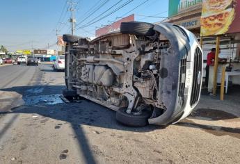 Vuelca camioneta del DIF en la colonia Nuevo Culiacán