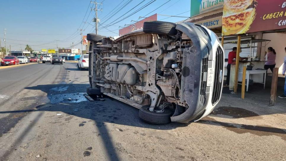 Vuelca camioneta del DIF en la colonia Nuevo Culiacán