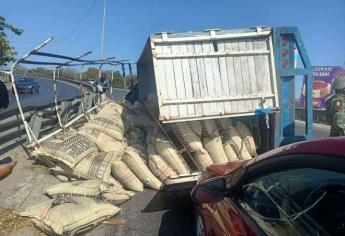 Camión cargado con café vuelca en paso a desnivel de Mazatlán