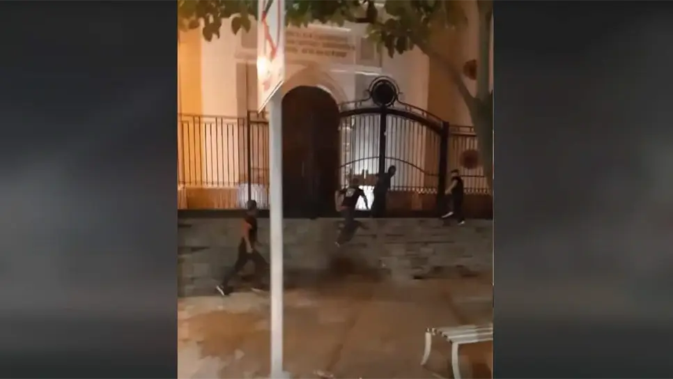 Aquí rescate de un adicto en las escalinatas de la Catedral de Culiacán. FOTO: VideoTikTok