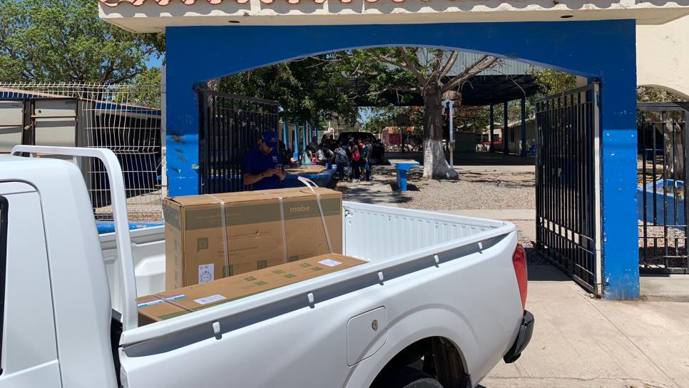 SEPyC entrega aires acondicionados a primaria Gabriel Leyva Solano en Ahome