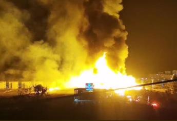 Un incendio devora una fábrica de tarimas al sur de Culiacán