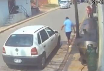 ¡Indignante! Sujeto arroja a un perrito a un cazo de aceite hirviendo | VIDEO