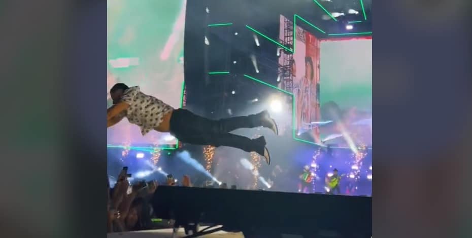 Como luchador desde la tercera cuerda, así voló Eduin Caz en un concierto.